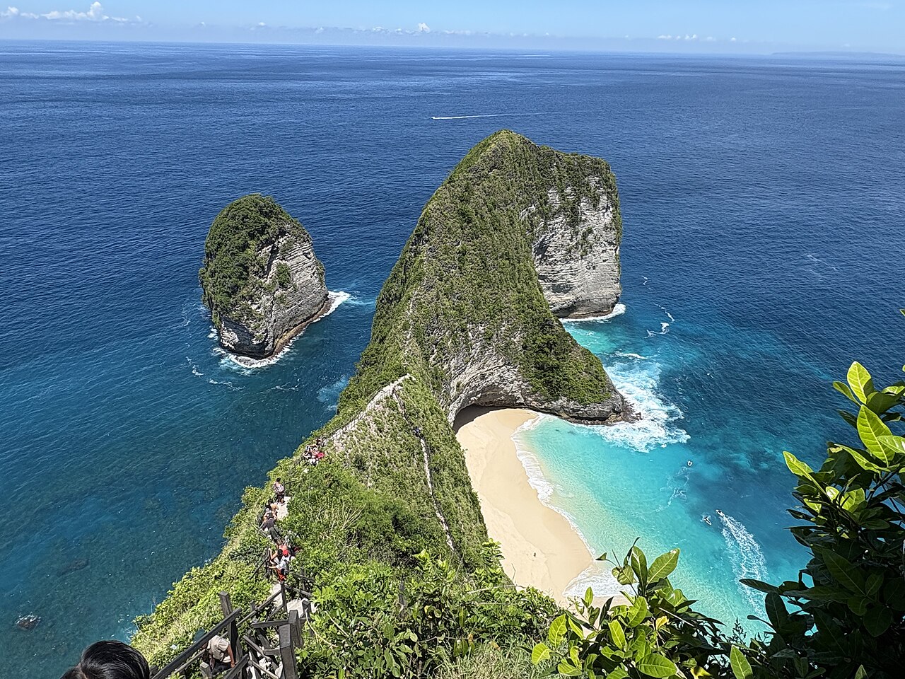 Kelingking Beach cliff and cove